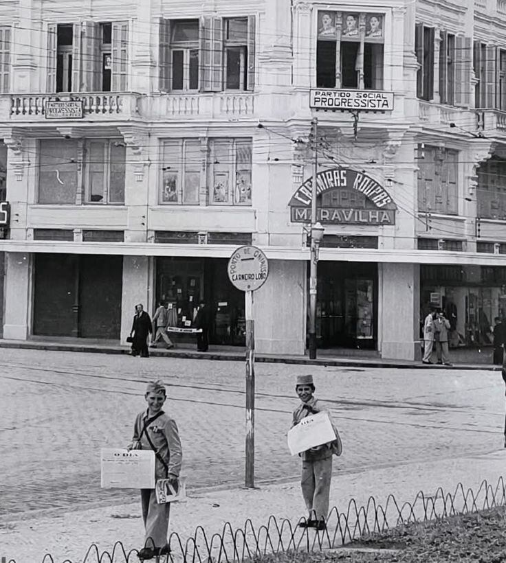Pequenos Jornaleiros na praça Tiradentes - Década de 1950