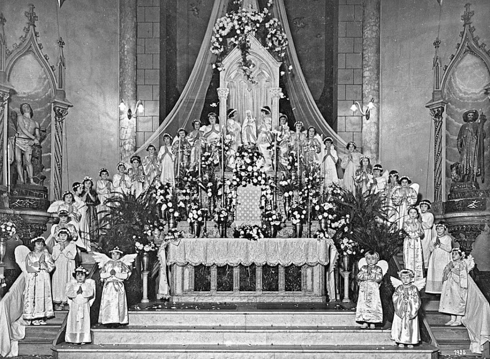 Crianças coroando a imagem de Nossa Senhora da Luz dos Pinhais - 1935