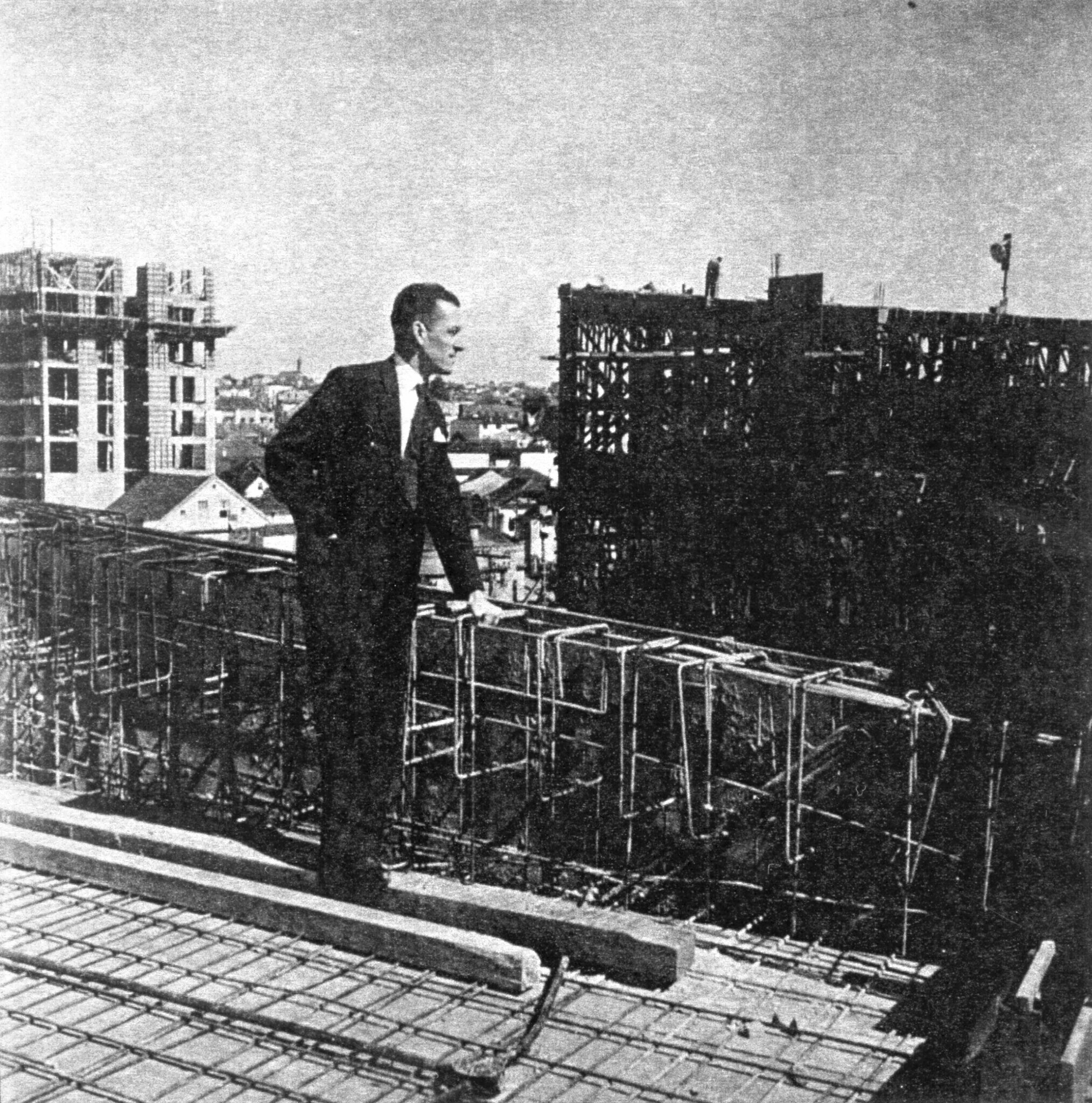 Rubens Meister observando as obras do Teatro Guaíra - Década de 1950