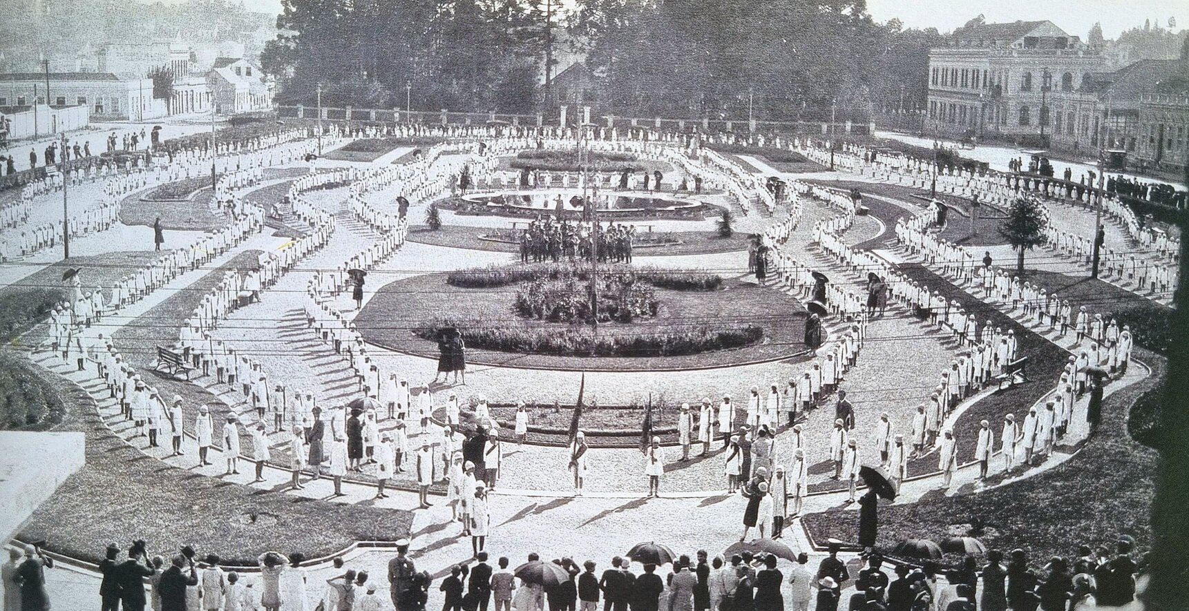 Exercício Escolar na praça Santos Andrade - 1926