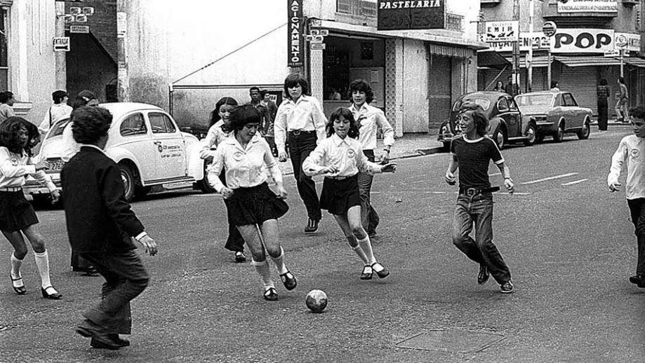 Estudantes jogando bola - Década de 1970