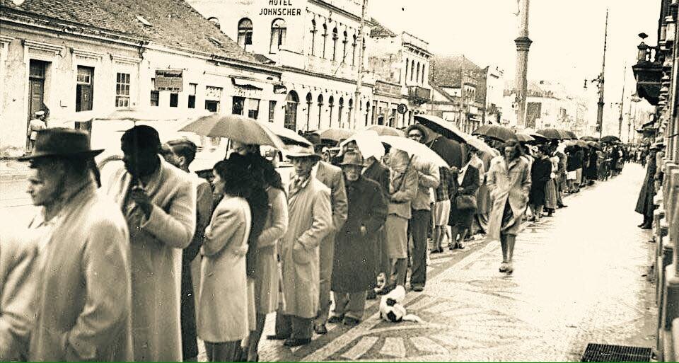Fila para comprar pão na rua Barão do Rio Branco – 1943