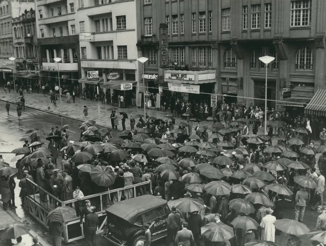 Movimentação em frente ao Cine Palácio - 1966